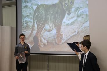 Inscenizacja z udziałem uczniów wieluńskich szkół w Bibliotece Miejskiej - dotyczyła Nagrody Nobla